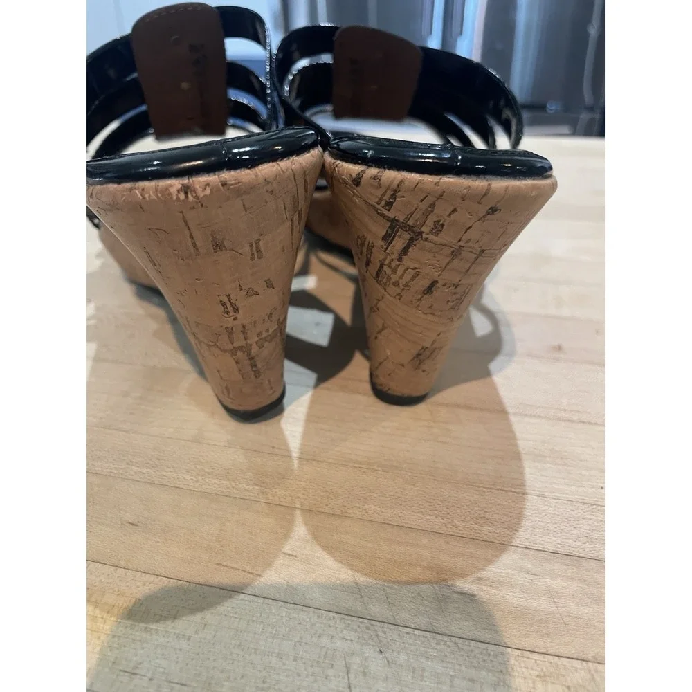Jaclyn Smith Black Cork Wedge Gold Buckle Patent Faux Leather Strappy Shoes 8 W